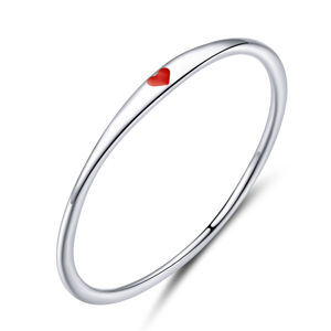 Royal Fashion prsten Minimalistické červené srdce SCR620 Velikost: 7 (EU: 54-56)